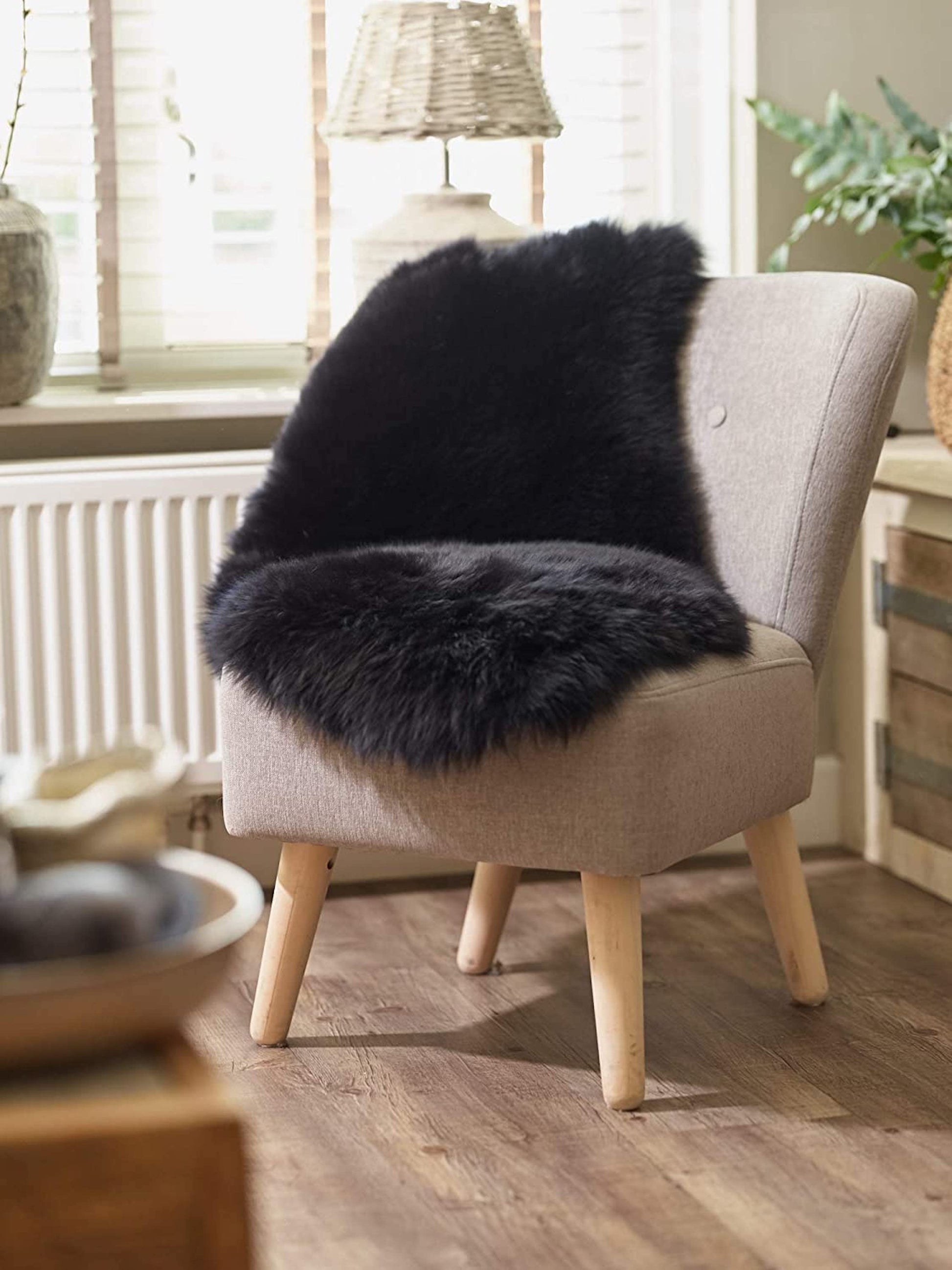 black single sheepskin rug